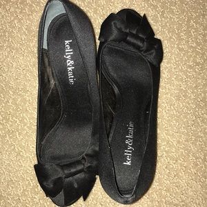 Black heels with bow